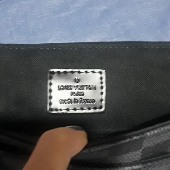 AUTHENTIC Louis-Vuitton District Damier unisex NWT - Picture 5 of 7